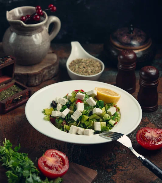 Plantaardige salade met plakjes kaas — Stockfoto