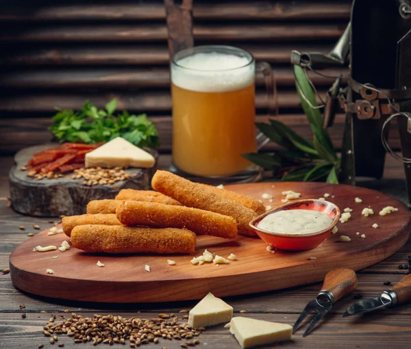 Mozzarella-Sticks Mozzarella-Sticks mit spezieller Sauce — Stockfoto