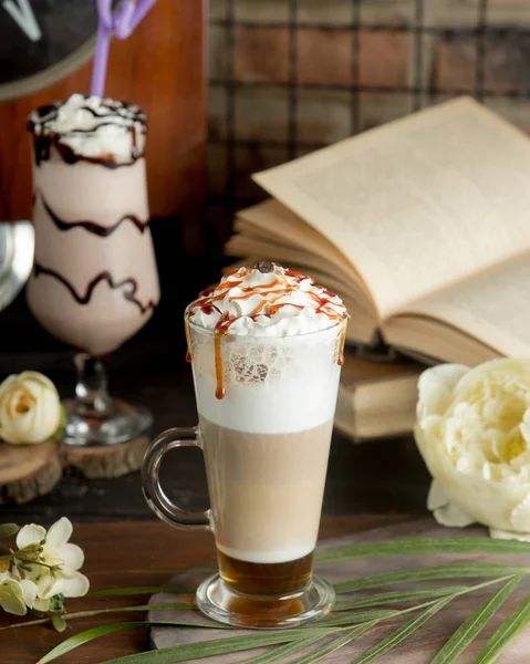 Café cremoso con jarabe de caramelo — Foto de Stock