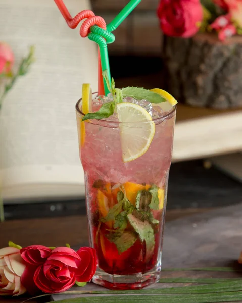 Mojito-Cocktail gefüllt mit Erdbeeren — Stockfoto