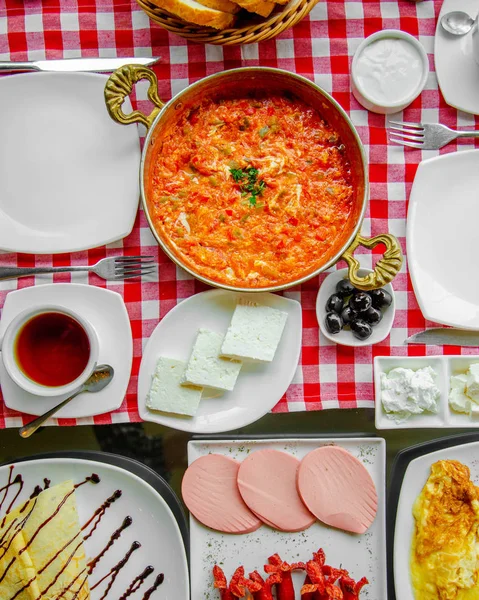 Tomatenomelette mit Kräutern serviert — Stockfoto