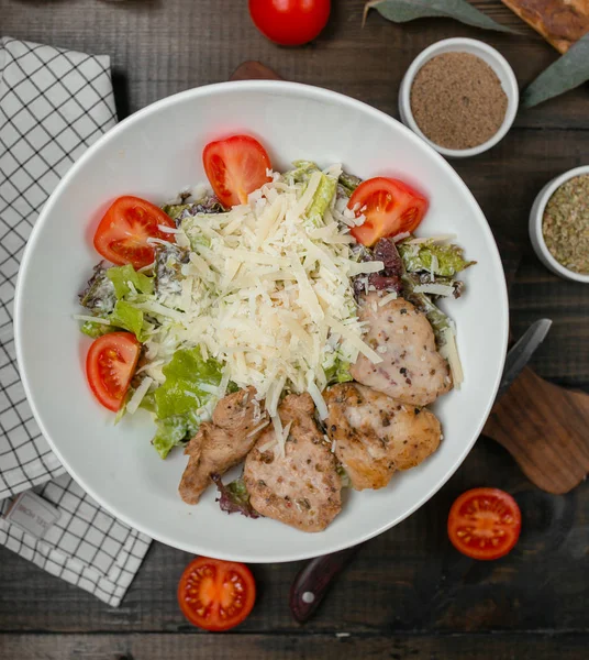 Caesar Salad dengan fillet ayam — Stok Foto