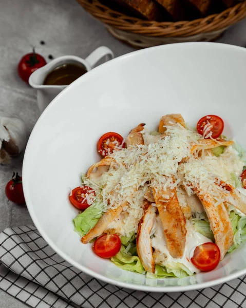 Caesarsallad med grillad kyckling — Stockfoto