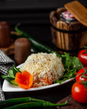 Süslü havuç ve salatalık ile Mimoza salatası