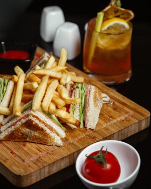 Patates kızartması 1 ile Club sandviç