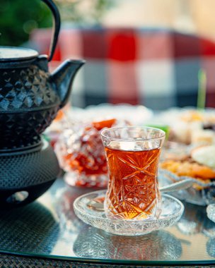 Armudu bardaksiyah çay