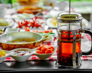 Reçel seçimi ile siyah çay