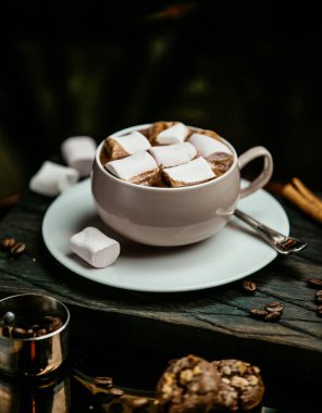 Sıcak çikolata marshmellow ile tepesinde