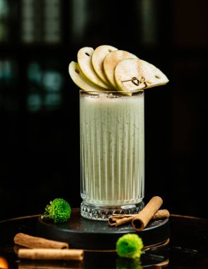 Tarçın ve elma dilimleri ile Elma smoothie