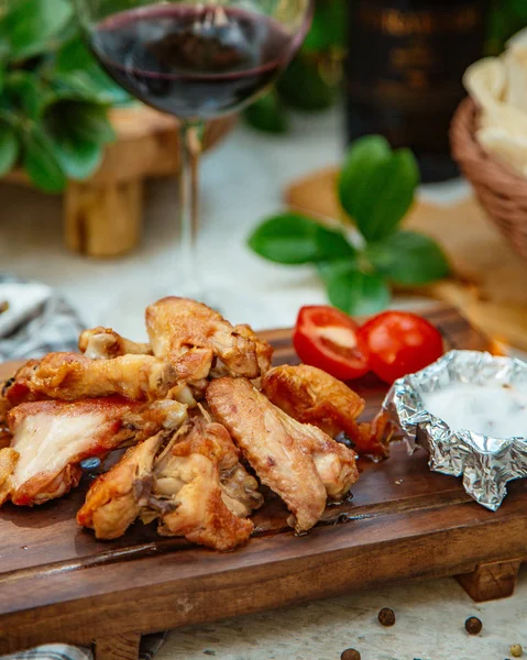 Asas de frango assadas com tomate — Fotografia de Stock