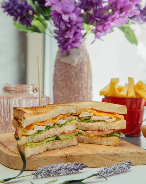 Club sandwich disajikan dengan kentang goreng — Stok Foto
