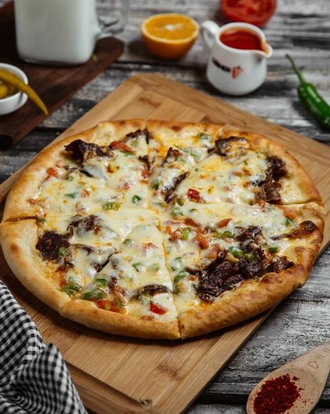 Pizza vegetal mixta con carne asada — Foto de Stock
