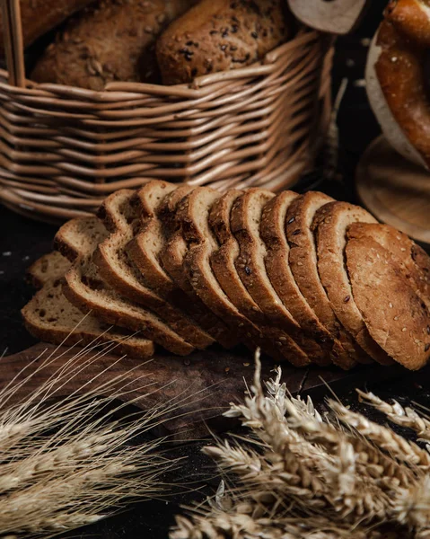 Sliced bread topped with sesame 1 — Stock Photo, Image