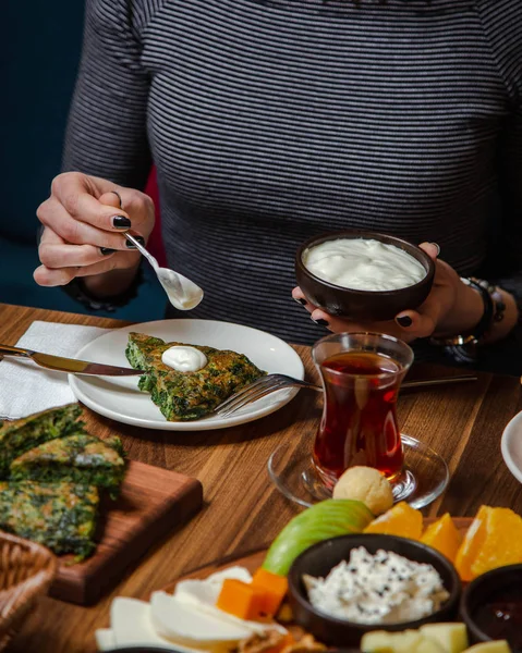 Omelette mit viel Grün und saurer Sahne — Stockfoto