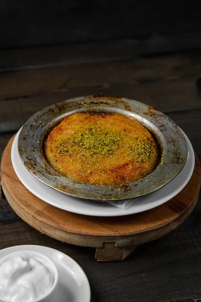 Turkish dessert kunefe dengan pistachio — Stok Foto