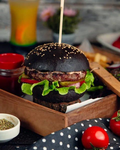 Hamburgare med svart sesam bulle — Stockfoto