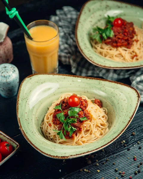 Espaguetis con pimiento picado y tomate —  Fotos de Stock
