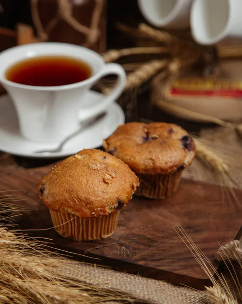 Μπράουνις σοκολάτας σερβιριστούν με ένα φλιτζάνι τσάι — Φωτογραφία Αρχείου