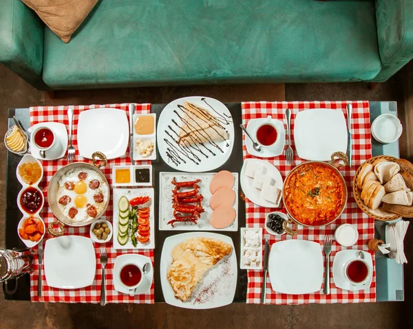 Sarapan diatur dengan berbagai makanan — Stok Foto