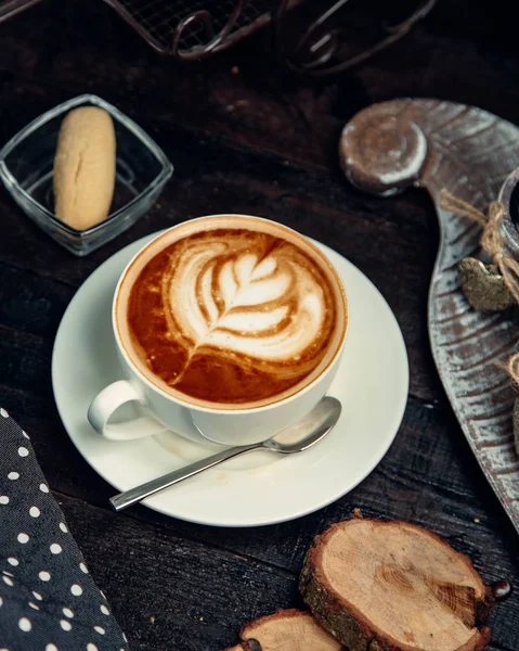 Cappuccino kopi disajikan dengan cookie — Stok Foto