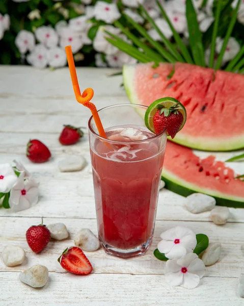 Watermelon ice tea topped with lime and strawberry — Stock Photo, Image