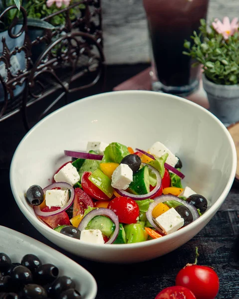 Groente salade gegarneerd met olijven en kaas — Stockfoto