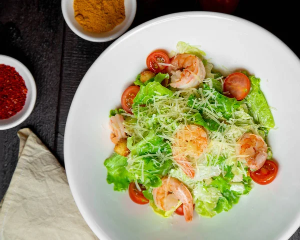 Marul ile Karides salatası peynir ile tepesinde — Stok fotoğraf
