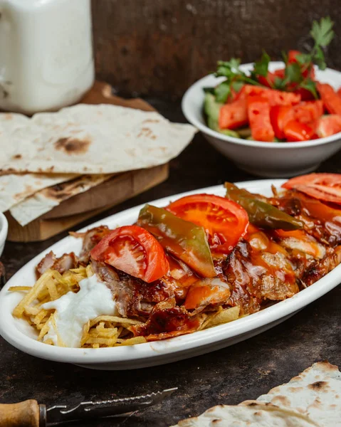 Beafsteak gemischt mit Ketchup und frischen Tomaten in der Schüssel 1 — Stockfoto