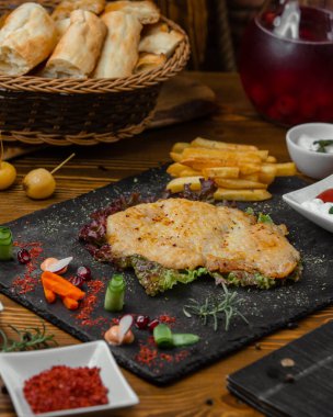 Tavuk Langet yanında patates ve sebzeyle servis ediliyor.