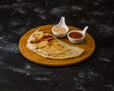 İçinde et, ketçap ve mayonez bulunan krep.