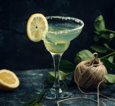 Taze limon suyu taze limonla süslenir.