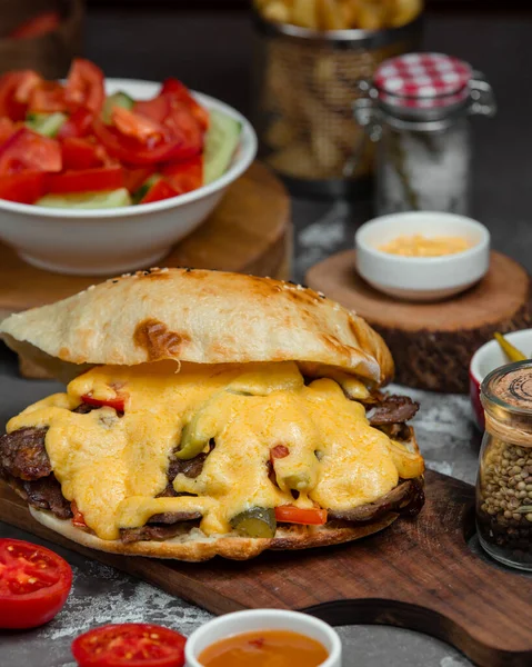 Burger s chlebem a sýrem podávaný s čerstvou zeleninou — Stock fotografie