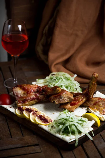 Kebab serviert mit gehackten Zwiebeln, Zitronenstück und Rotwein — Stockfoto