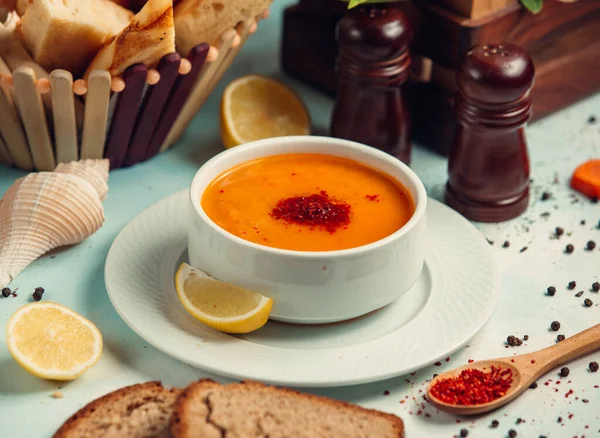 Zupa merchi serwowana jest ze zjeżdżalnią cytryny w misce — Zdjęcie stockowe
