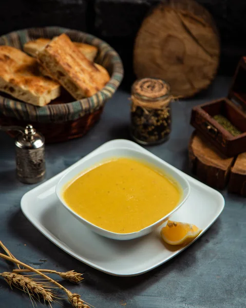 Мерси суп в миске подается с кусочком лимона — стоковое фото