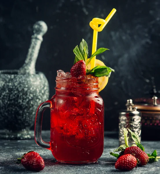 Summer cocktail is decorated with fresh strawberry — Stock Photo, Image