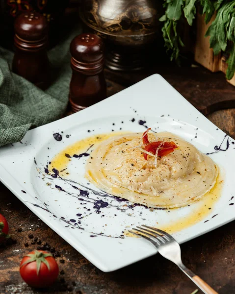 Tabakta süslü lapa var.