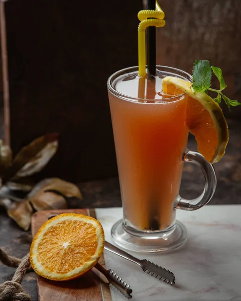 Färsk fruktjuice med citronbit i glaset — Stockfoto