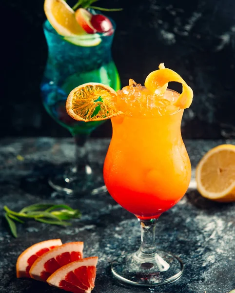Cocktailos musim panas dihiasi dengan slide oranye — Stok Gambar Cocktailos musim panas dihiasi dengan slide oranye Stok Gambar Bebas Royalti