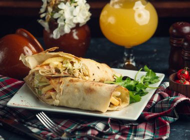 Kızarmış patates ve Lavash 'ta servis edilen tavuk kebabı.