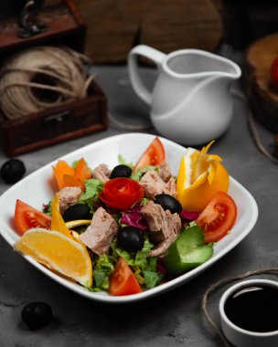 Karışık sebze salatası ve tabakta haşlanmış et.