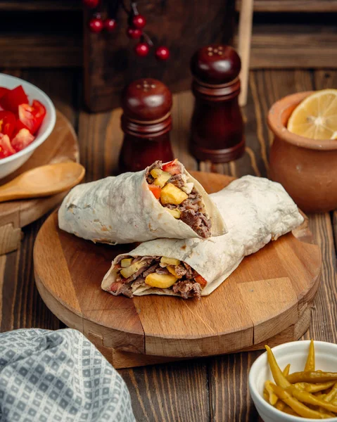 Cartofi prăjiți și kebab doner de carne, servit în lavash — Fotografie, imagine de stoc