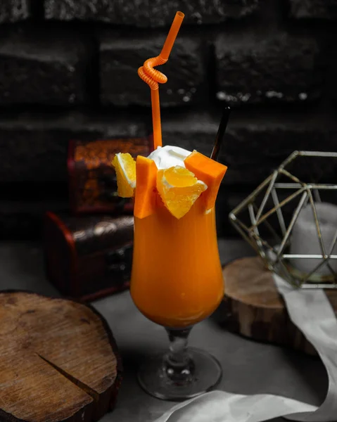 Vaso de zumo de naranja con trozo de surtido de frutas — Foto de Stock