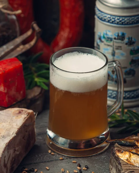 Glas frischer Lichtbär auf dem Tisch — Stockfoto