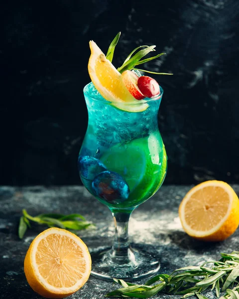 Glas gemengde zomercocktail is versierd met sinaasappel — Stockfoto