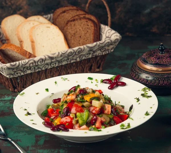 Ensalada de verduras diferentes mezcladas en el plato —  Fotos de Stock