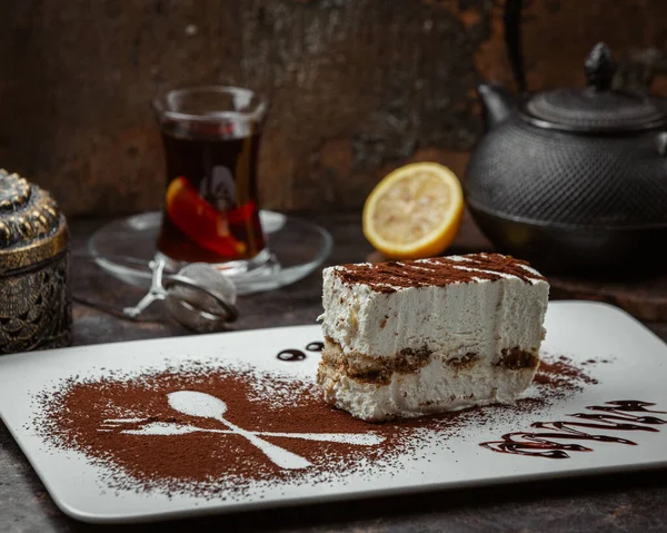Rebanada de pastel blanco está decorado cacao en el plato — Foto de Stock