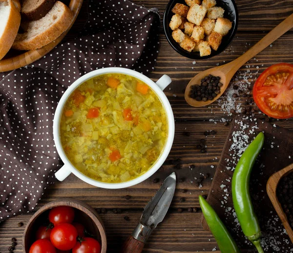 Верхний вид овощного супа подается со свежими помидорами и перцем — стоковое фото