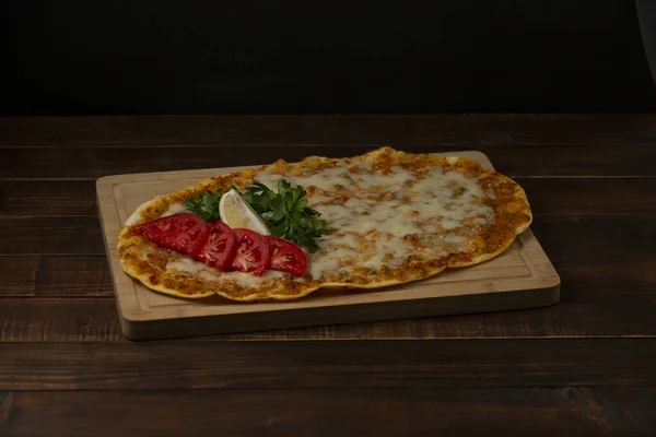 Pizza lahmacun Italia dengan daging cincang, keju yang meleleh, disajikan dengan peterseli dan lemon — Stok Foto