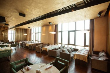 Şehir manzaralı modern tarzda çatı katı restoran salonu.
